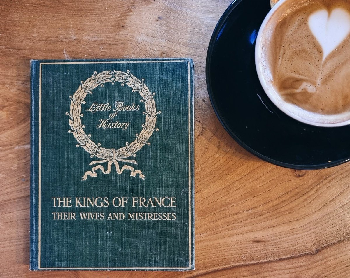 Spending my Saturday morning with this history of the monarchs of France, published in 1907. 🇫🇷👑 I found it this morning in a second-hand shop, and it might be the best £1.50 I've ever spent.