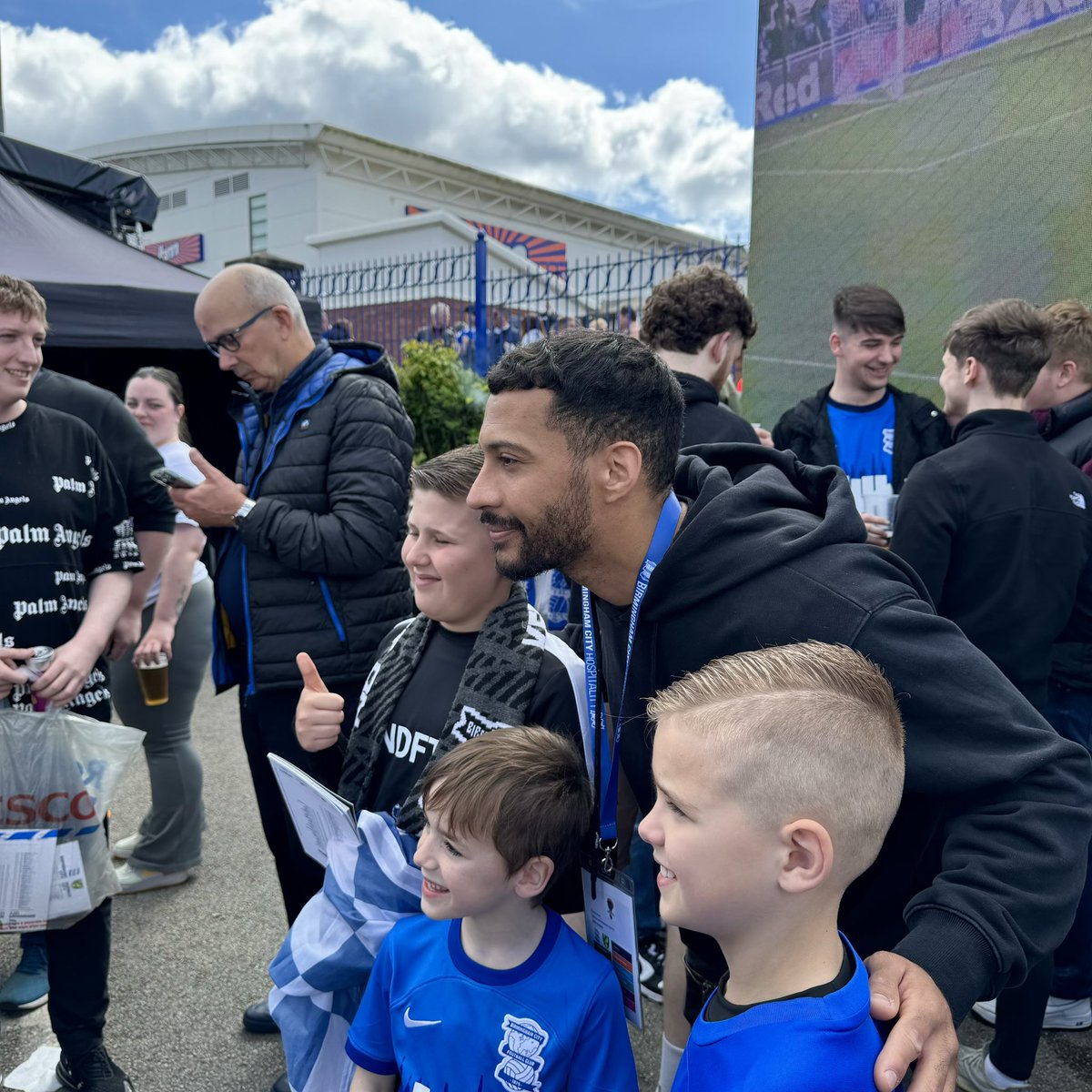 Blues hero David Davis meets fans in the lead-up to kick-off. 📸