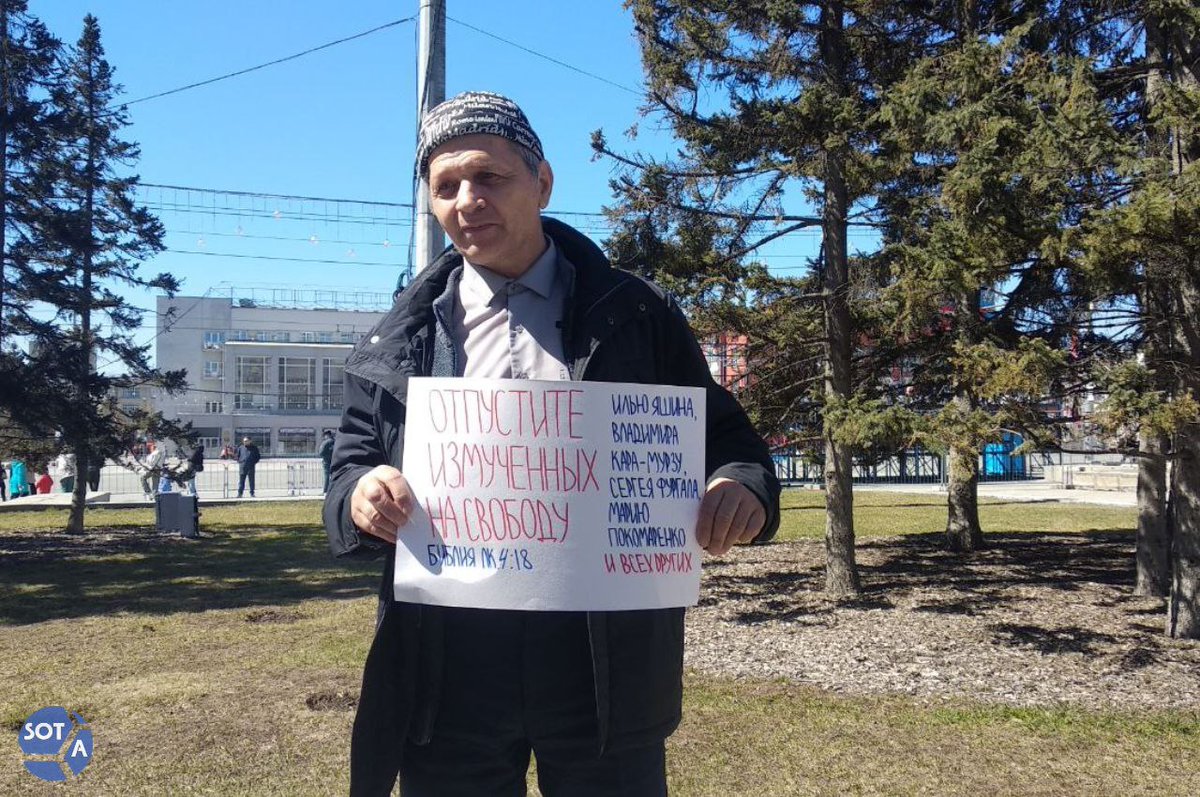 Акция в поддержку политзаключенных состоялась в Новосибирске В одиночный пикет с цитатой из Библии вышел местный активист Петр Ощепков. На своем плакате он перечислил имена заключенных, лишенных свободы из-за несогласия с действиями властей: Сергея Фургала, Марии Пономаренко,…