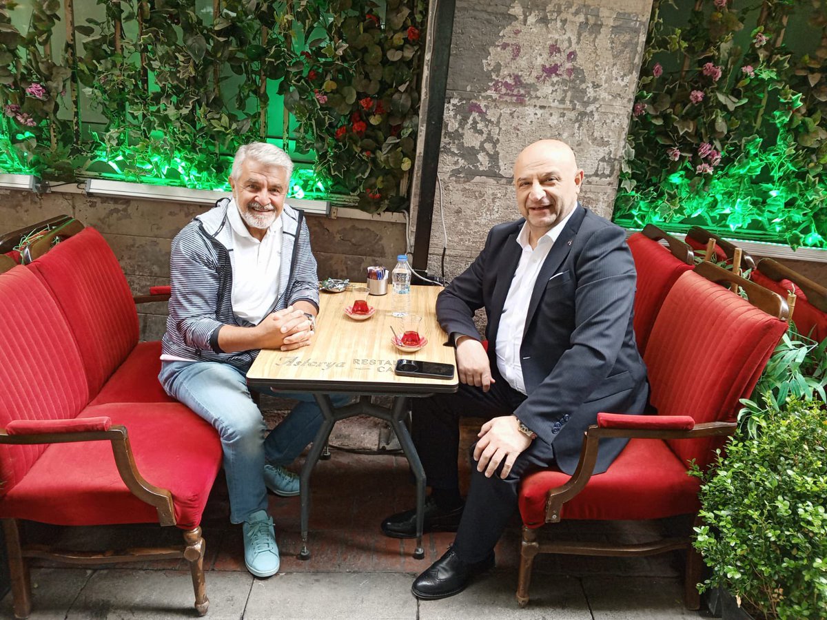 Sen bana Galata ol, ben sana İstanbul. Buluşuruz bir fotoğrafta.
Galata Kulesinin dibinde birlikte yürüdüğümüz kıymetli ağabeyimiz sayın Zeki Çekmez’e nazik ziyaretleri için çok teşekkür ederim..
#GalataKulesi