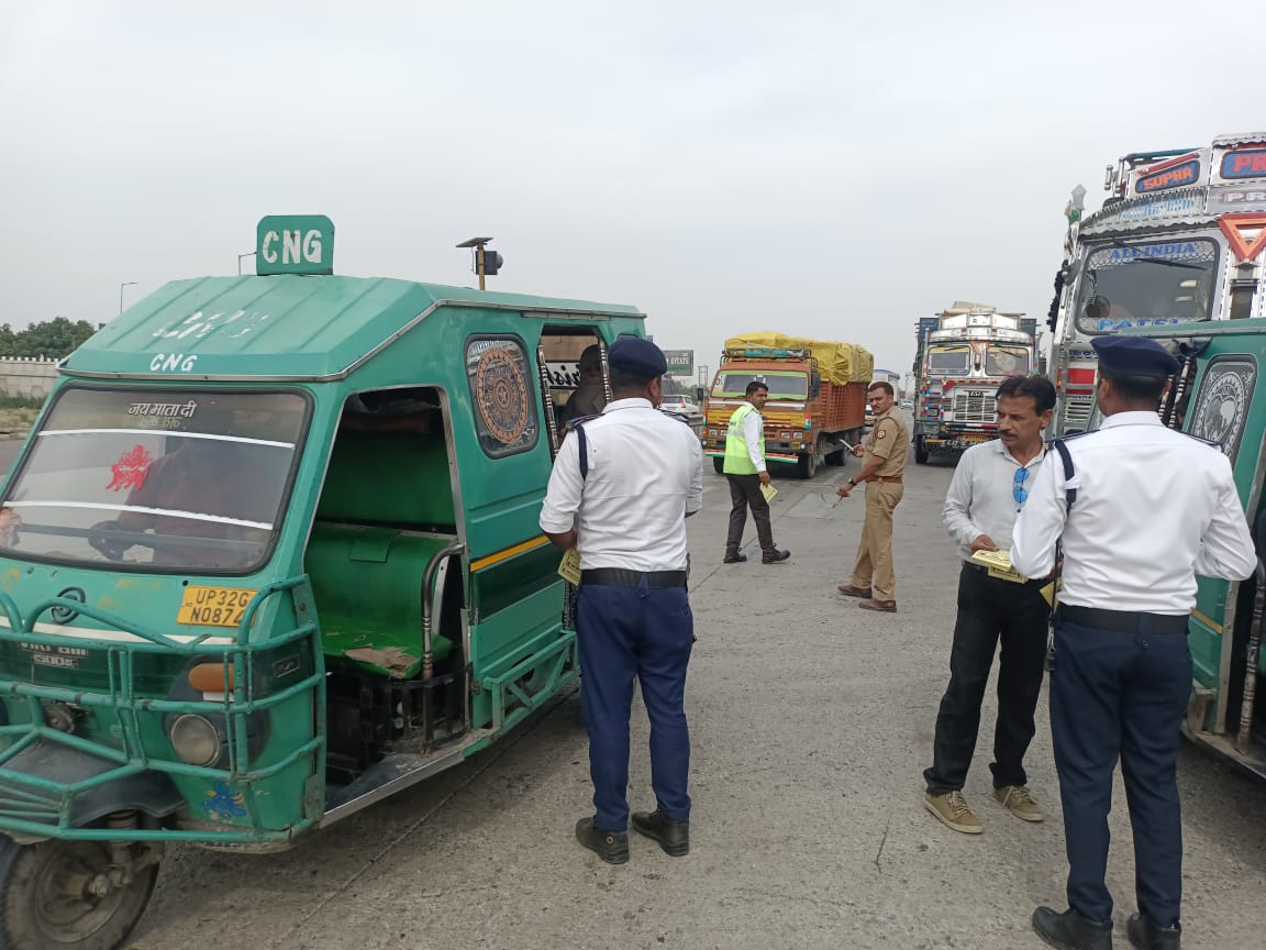 सड़क सुरक्षा पखवाड़ा समापन के अंतर्गत एनएचएआई टीम के साथ मिलकर कबीरपुर डाइवर्जन तिराहा पर पंपलेट का वितरण किया गया। एवं आम जनमानस को सड़क सुरक्षा के नियमों को पालन करने के संबंध में अवगत कराया गया।