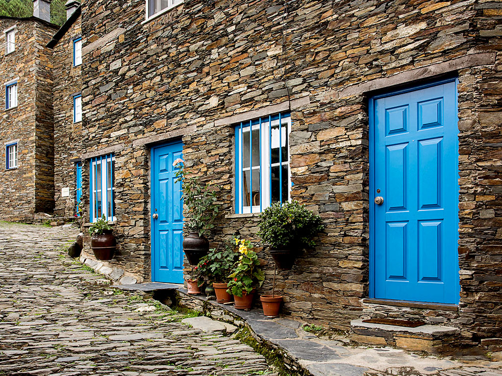 In the heart of Serra do Açor, the Historical Village of #Piódão stands out as an authentic nativity scene. On terraces painted blue, the color that adorns the windows and doors of schist houses, the Historical Village of Piódão creates a unique picture full of beauty.