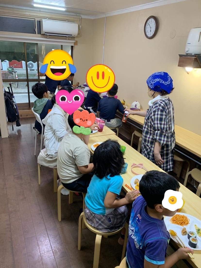 第853回夕食子ども食堂
子ども29人   大人2人
ゴールデンウィーク真っ只中で、さすがに今日は、来る子どもたちが少なめでした。
面白おかしく騒いで、元気に食べてくれました。
#子ども食堂