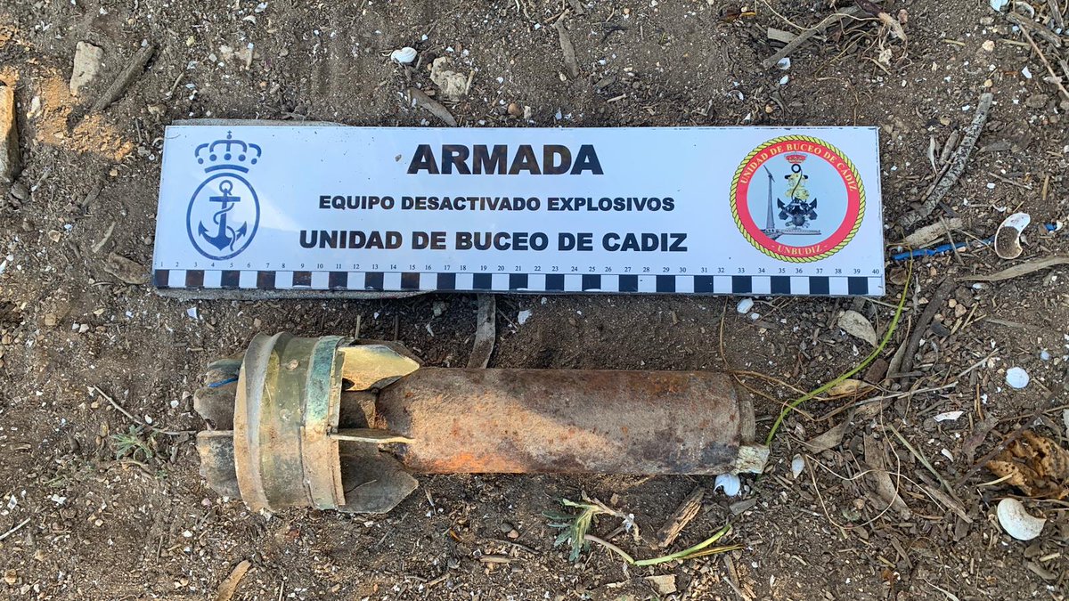 El Equipo de Desactivado de Explosivos de la #UnidadDeBuceo De Cádiz retira una cola de cohete de 90mm localizado en la marisma del Mirador de aves del Río Arillo, #SanFernando.
Actuaciones de este tipo son competencia exclusiva de la Armada, en el ámbito submarino y litoral.