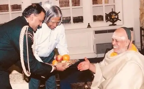 *The first visit of the Saint (Shankaracharya) to the Rastrapati Bhavan.* Since President, Dr Abdul Kalam wanted to accord due honour to the Saint, he called me (I was ADC to the President) to his office and asked me about the traditional protocol. I told him, 'I will receive