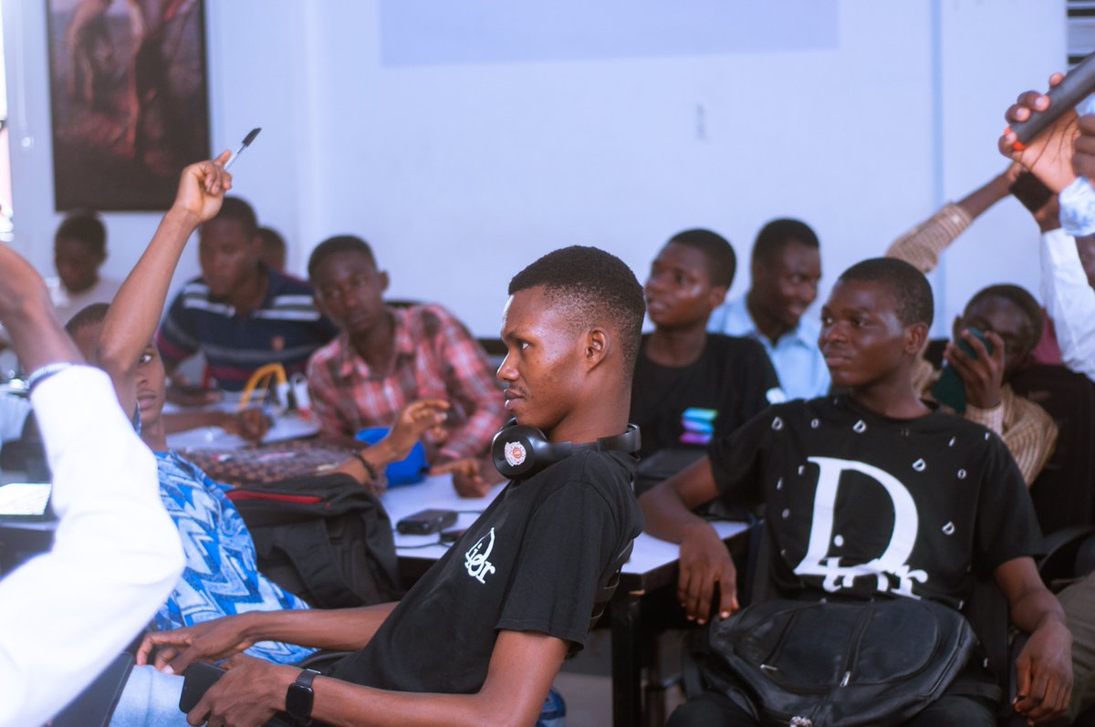 SeunbayoNg's tweet image. Transporting over 50 students from #mapoly in this #fuel crisis for the #solana ecosystem call was a success Thanks to @SuperteamNG  @SuperteamDAO 

#builders have been introduced to #bounties and how you can #earn 

Thanks to @kashdhanda  for the wonderful time
🩷 to @Harri_obi