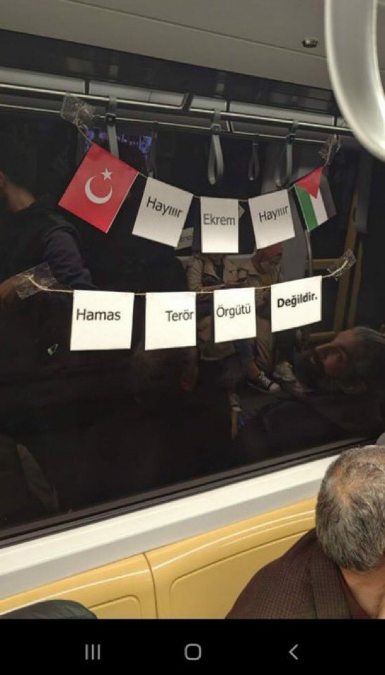 İstanbul'un tüm metrolarına Filistin’e destek afişleri asıldı🔻 “Hayır Ekrem Hayır, Hamas Terör Örgütü Değildir.”