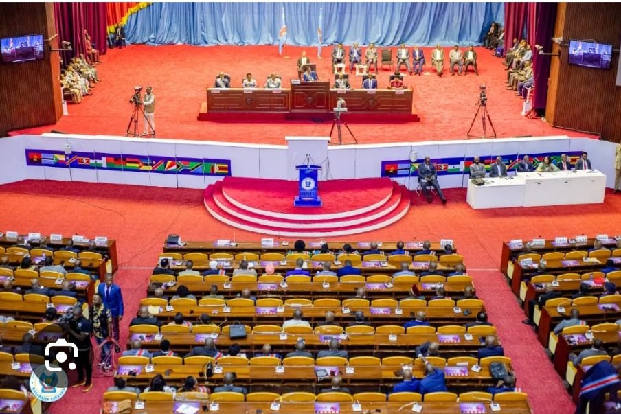 5 mois déjà après les élections de décembre 2023, toutes les institutions du pays en mode avion. 
Cabinet du Président 
Gouvernement 
Assemblée Nationale 
Cours et tribunaux
Sénat... Tout alors tout ne va pas. À l'Est, la population ne dort pas car après chaque seconde, on