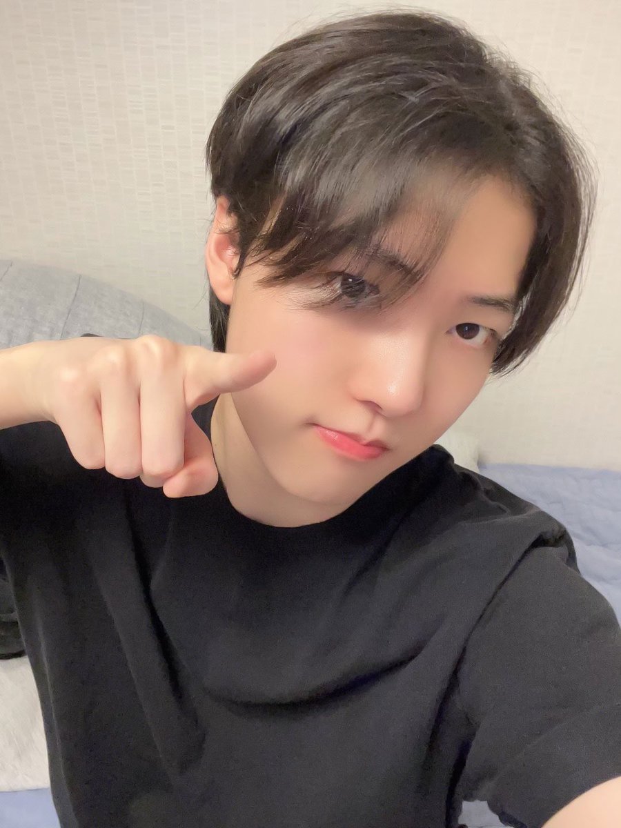 junghoonpicz's tweet photo. the evolution of junghoon through selfies https://t.co/QWd4mz8Cqq