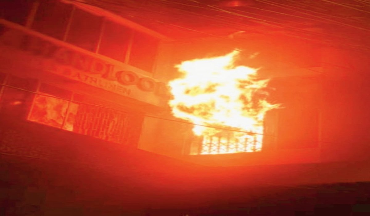कुरुक्षेत्र के शाहाबाद स्थित सैनी टायर हाउस में भड़की आग, लाखों का नुकसान, आग का कारण स्पष्ट नहीं dainiksaveratimes.com/accident/harya… 
#DainikSavera #latestnews #hindinews #newsupdates #latestupdates #todaynews #updates #dailyupdates