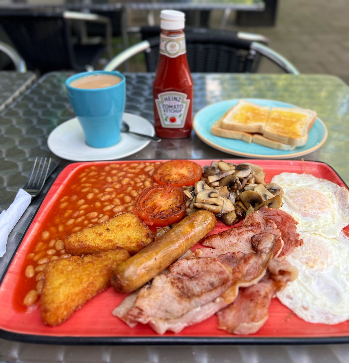 Another Galaxy Cafe bank holiday spectacular. I complemented chef on his bean dam construction. The eagle-eyed will notice a slight deviation from the horizontal in cutting the toast - but a very minor complaint.