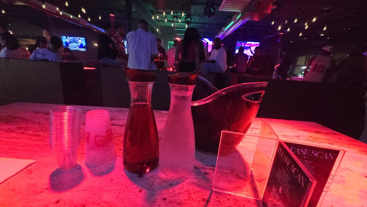 creolecanadian's tweet photo. Part 2. #houstonsplash event. VIP bottle service with the bff and friends. Good times!!! https://t.co/A7FpNcl2cE