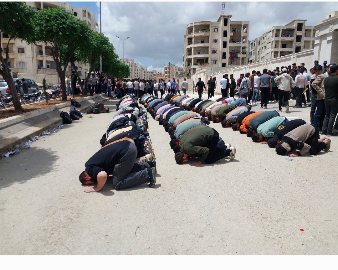 إقامة صلاه الظهر امام مبنى مجلس الوزراء اثناء اعتصام الطلاب الاحرار
هؤولاء الطلاب الذين لهم الاحقية في العمل وليس غيرهم