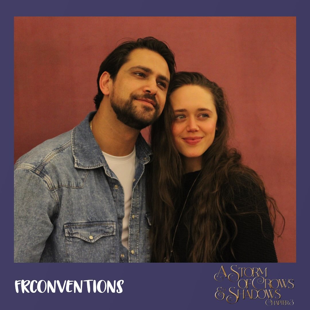 JuttaFreudig's tweet photo. #MusketeersEurope First photos #Paris #Convention #ASOCAS3 ๐ซ๐ท #LukePasqualino #lucapasqualino ๐๐ฅ #DavidKostyk ๐ with a fan AND .... with #DaisyHead #GenyaSafin #DavidAndGenya โค๏ธ๐#ShadowAndBone Sources: Empire Conventions & Conventions France https://t.co/g1EG56pO2r