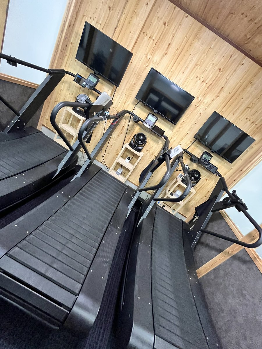 kackey731's tweet photo. 仕事終わり低酸素@runningfactory_
低酸素ルームにてjog😊
普段のjogとは違った刺激が入り、身体が細胞レベルで喜んでいる😤💕
所謂エッセンシャルワーカーなので世間で言うGWは無いけど、GWあるランナーに負けないくらい工夫して頑張る✨ https://t.co/o7PmghgbKf