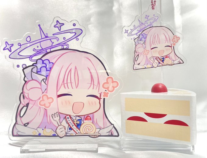 ミカオンリーで頒布予定のアクスタとアクキーです!おっきいアクスタが9cmちいさいアクキーが4cmのサイズ感です誕生日にケーキと並べて写真撮るの楽しみ〜!! 