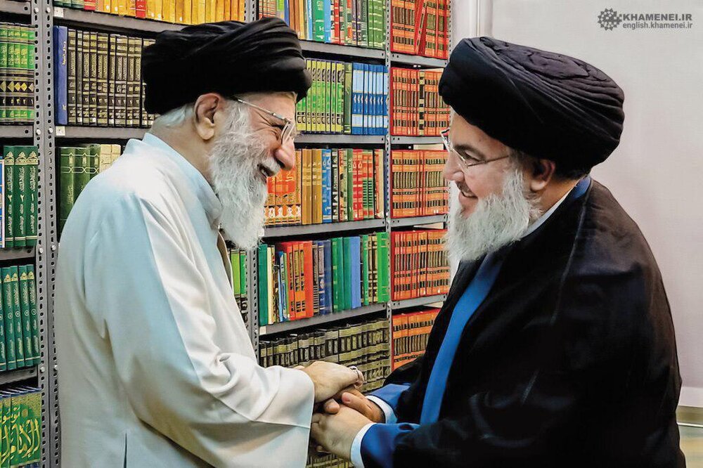از ویژگی های بارز رهبر انقلاب اسلامی ایران این است که سید حسن نصرالله می‌گوید : ما با شخصیتی عظیم و استثنایی روبه رو هستیم که بسیاری در میان امت، چیزی درباره او نمی دانند.
#غریب_مدینه 
#لبیک_یا_خامنه_ای