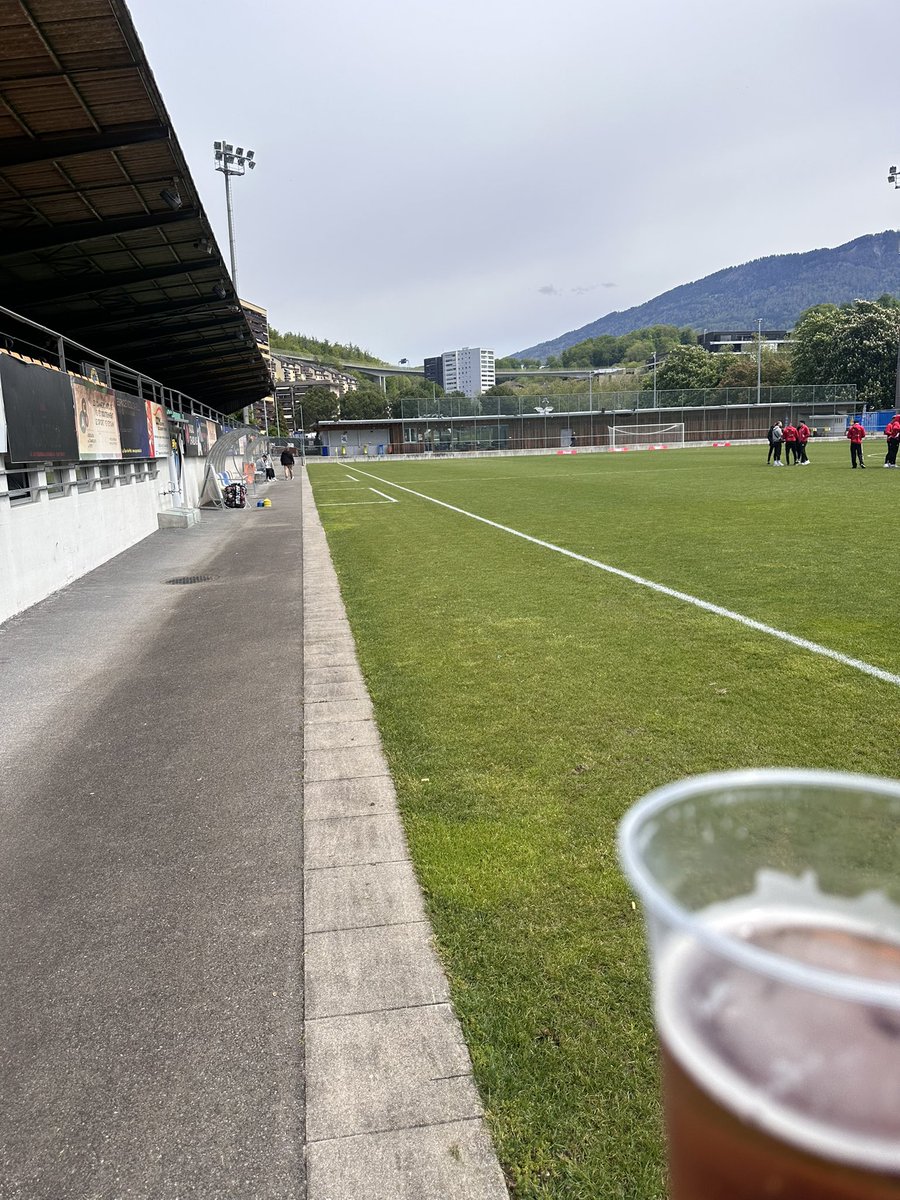 øl og naturgress!🔵🟡
Sveitsisk 3.div! 
@godset #vevey