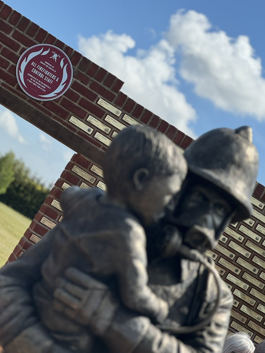 The first @fbunational red plaque to recognise our @FBUCSNC members. An amazing monument for firefighters and the families who lose loved ones down in Rettendon, Essex. With thanks to @EssexFBU @RebeccaLewi for helping get this over the line #weremember