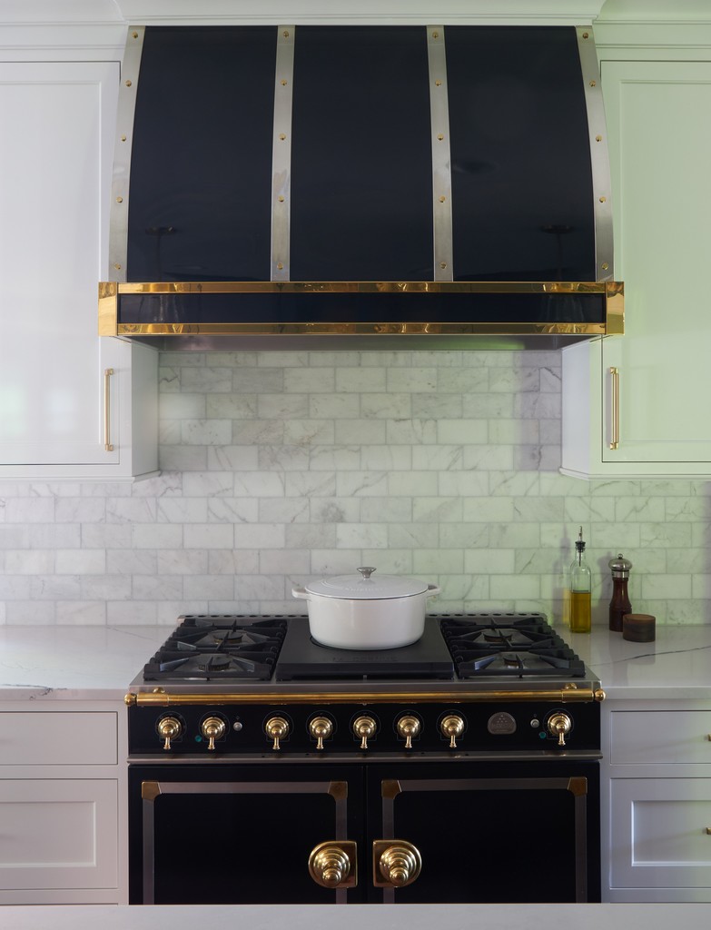 More than a pretty face, this gorgeous La CornuFé range features two electric convection ovens with French side-swing enameled steel doors and 5 gas burners. The custom hood from Mitchel and Mitchel matches to perfection.

Range @lacornue
Photo #michaelakaskel