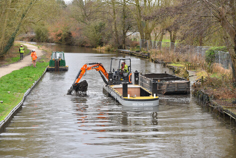 Waterways are essential, linking people, nature, and industry. Maintenance is key for their health. From repairing banks to managing vegetation, our teams work hard to ensure safe navigation and enjoyable towpath walks. Rain or shine, we're there in times of crisis. 💙🙌