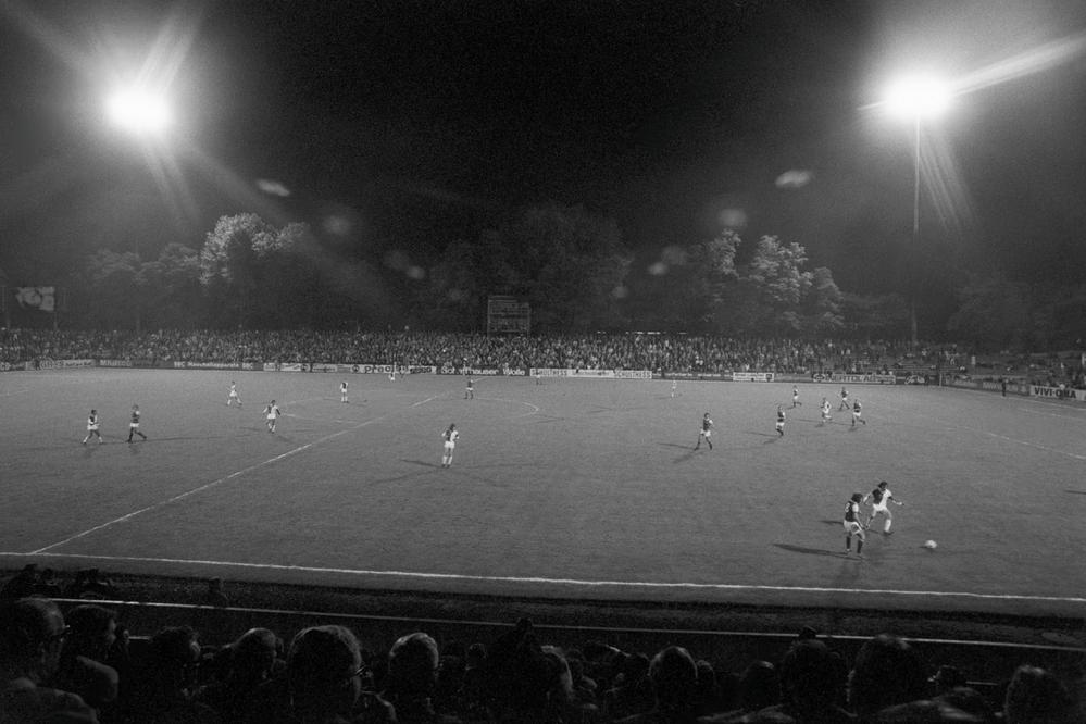 Mit einem Freundschaftsspiel gegen Arsenal London weihen die Grasshoppers am 2. August 1972 die neue Flutlichtanlage im Hardturm-Stadion in Zürich ein. Der Grasshopper Club verliert das Spiel gegen Arsenal mit 1:2-Toren.