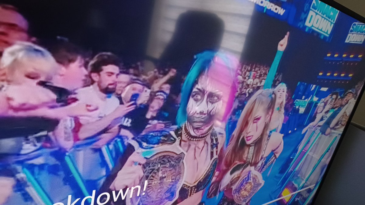 Estoy viendo #SmackDown y me encuentro al puto <a href="/Falbak_/">Falbak</a>

Menudo grande. Disfruta de la Francia y de #BacklashFrance!