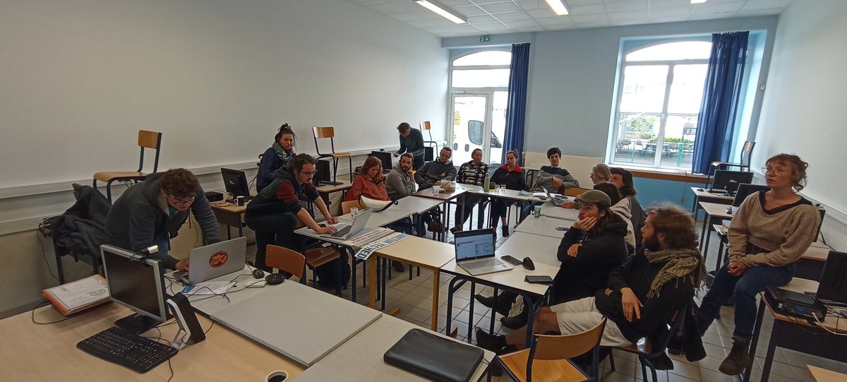 [BZHG] E Kemper, emvod labour prientiñ diwezhañ a-raok al loc'hañ.Tan de'i ! 💥
[FR] À Quimper, dernière réunion de travail avant le départ. Go, go, go ! ✊
<a href="/KltVro/">KLT - Ti ar Vro Montroulez</a> <a href="/Redadeg/">Ar Redadeg</a> <a href="/Diwan/">Diwan</a> <a href="/DivYezhBreizh/">Div Yezh Breizh</a> #bzhg #Bretagne