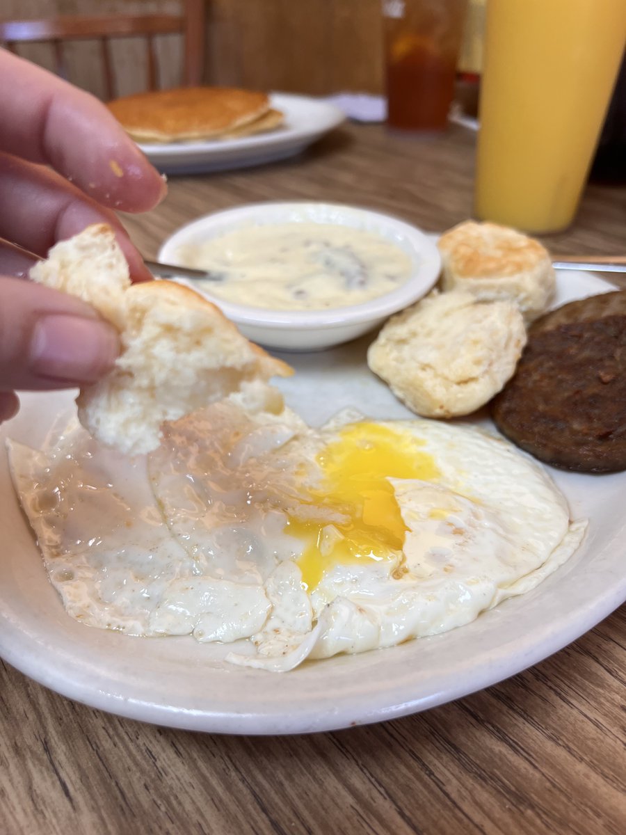 Do you like your eggs runny for the pure enjoyment of dipping your biscuit in the yolk?
🍽
#bigbreakfast #nashvillebreakfast #countryham #scrambledeggs #omelette #grits #biscuitandgravy #gravybiscuit #eggsovereasy #sunnysideupeggs #bacon #baconlover #sausage