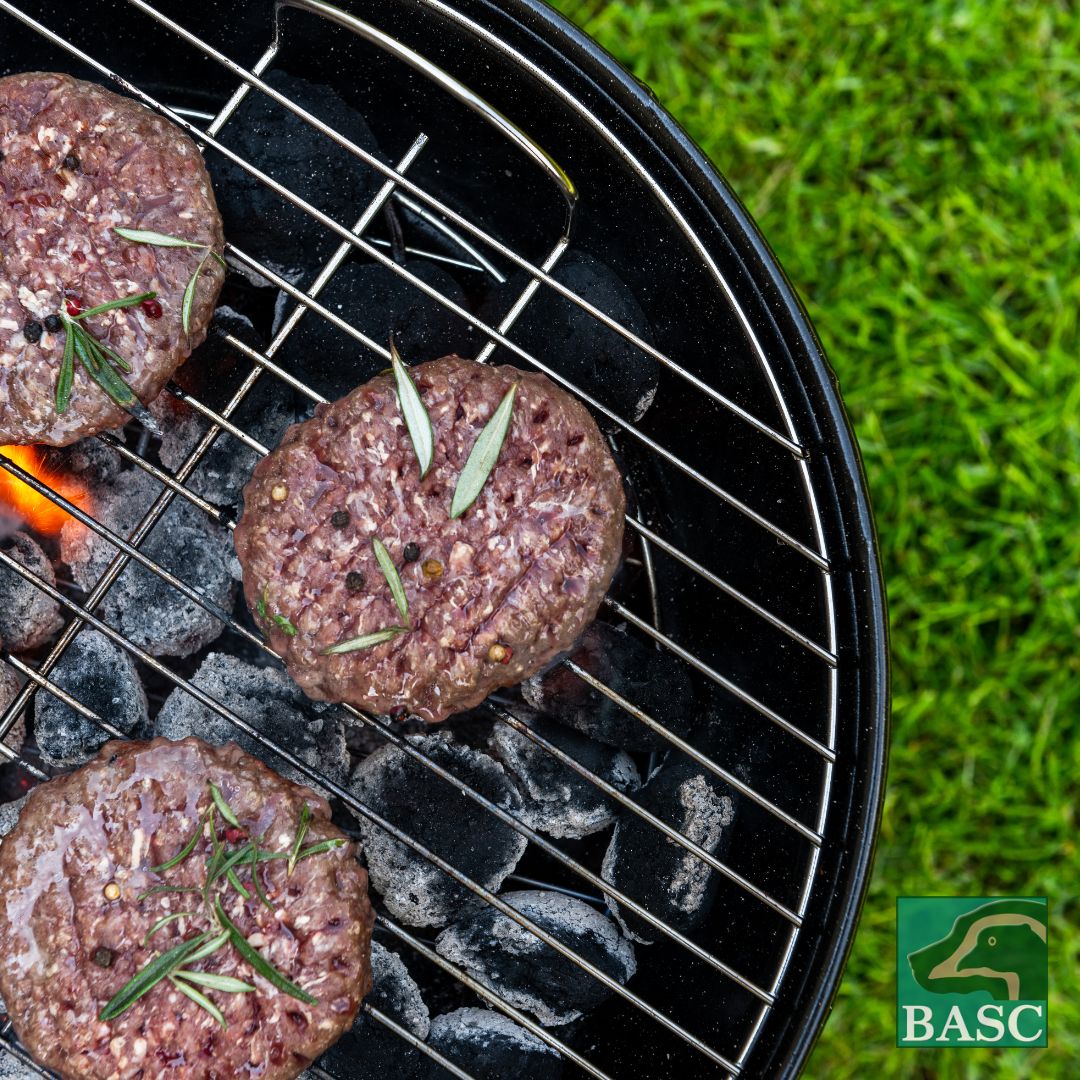 If you're dusting off the BBQ this bank holiday try swapping your beef burgers for venison ones... They are always a hit!

You can buy them in some supermarkets or make your own. Here's a great recipe from @EatGameUK:
orlo.uk/VENISON_BURGER…

🍔 🍔 🍔 🍔 🍔 🍔 🍔 🍔 🍔
