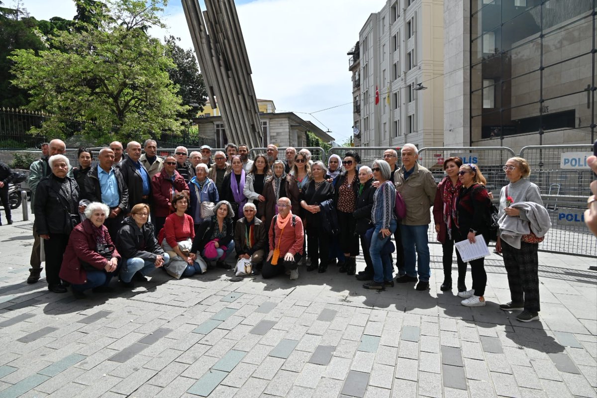 AYM kararlarına rağmen bizi buluşma mekânımızdan ayıran polis bariyerlerinin önündeyiz. 32 yıl önce bugün İstanbul’da gözaltına alınarak kaybedilen,akıbetleri hala bilinmeyen üniversite öğrencileri Hüsamettin Yaman ve Soner Gül için adalet istiyoruz. #CumartesiAnneleri997Hafta