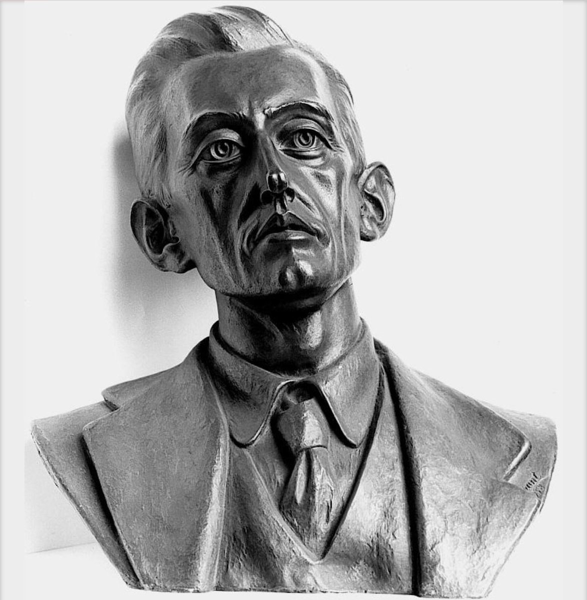 Joseph Mary Plunkett was executed by firing squad in Kilmainham Gaol on 4 May, 1916. See my short profile of Joe here: shs-bcsj.blogspot.com/p/commandant-g… Bronze bust by Peter Grant: @NGIreland