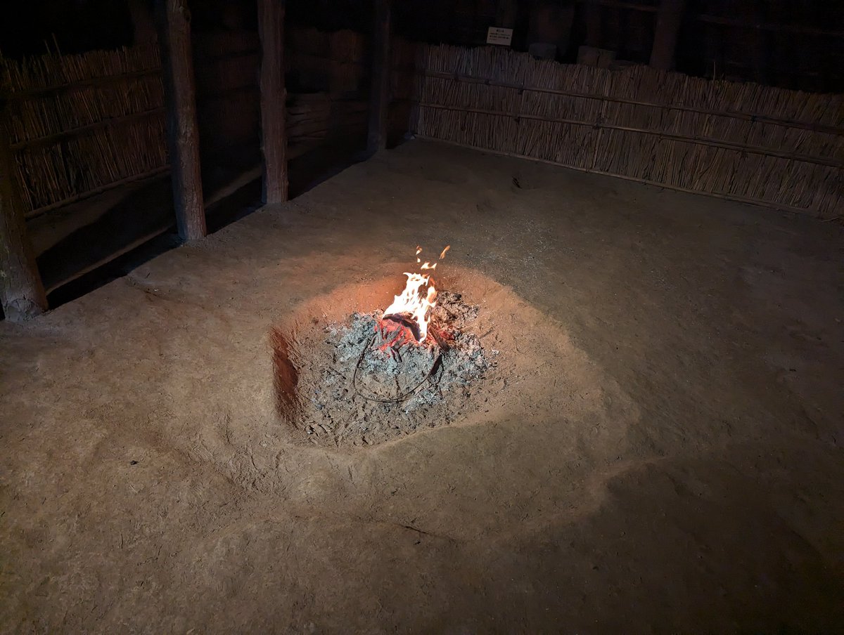 たまたま立ち寄った縄文時代の竪穴式住居(復元)で火入れされててすごい雰囲気が良かった