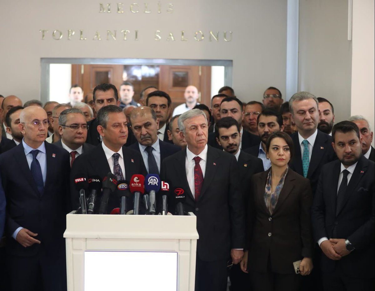 Genel Başkanımız Özgür Özel'in, Ankara Büyükşehir Belediye Başkanımız Mansur Yavaş’a gerçekleştirdiği hayırlı olsun ziyaretine İl Başkanımız ve İlçe Belediye Başkanlarımızla birlikte eşlik ettik.