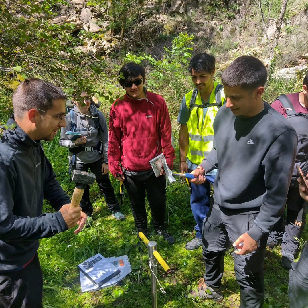 ⛏️Estudiants del 3er curs de Geologia de la @unibarcelona aquesta setmana han mostrejat sòls a la mina d'#Osor, en la sortida de camp de l' assignatura de #Geoquímica.

#prospecciógeoquímica #galena #flourita #esfarelita
#mineriasostenible