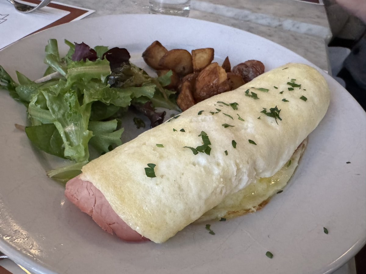 Bon weekend! How about a @mannysbistrony omelette, any way you like it? (Look at this egg white omelette with ham & gruyere…😍) Come visit! 🍽️ #mannysbistro #mannysbistrony #omelette #eggwhites #brunch #brunchnyc #brunching #brunchtime #NewYorkCity #newyorkfood #upperwestside