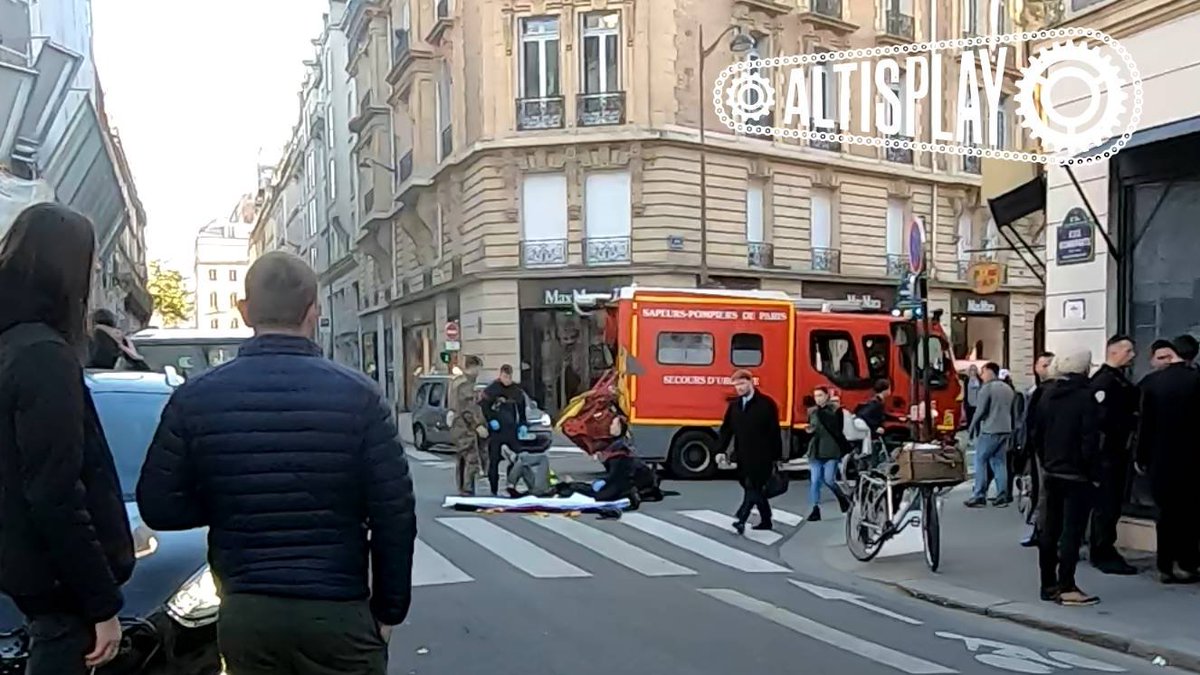 Incroyable coïncidence, j'étais sur place hier je n'ai pas vu le véhicule impliqué dans l'accident. Certains badauds parlaient de délit de fuite. De plus, il n'y a pas de feu pour les cyclistes venant de la rue Bonaparte.