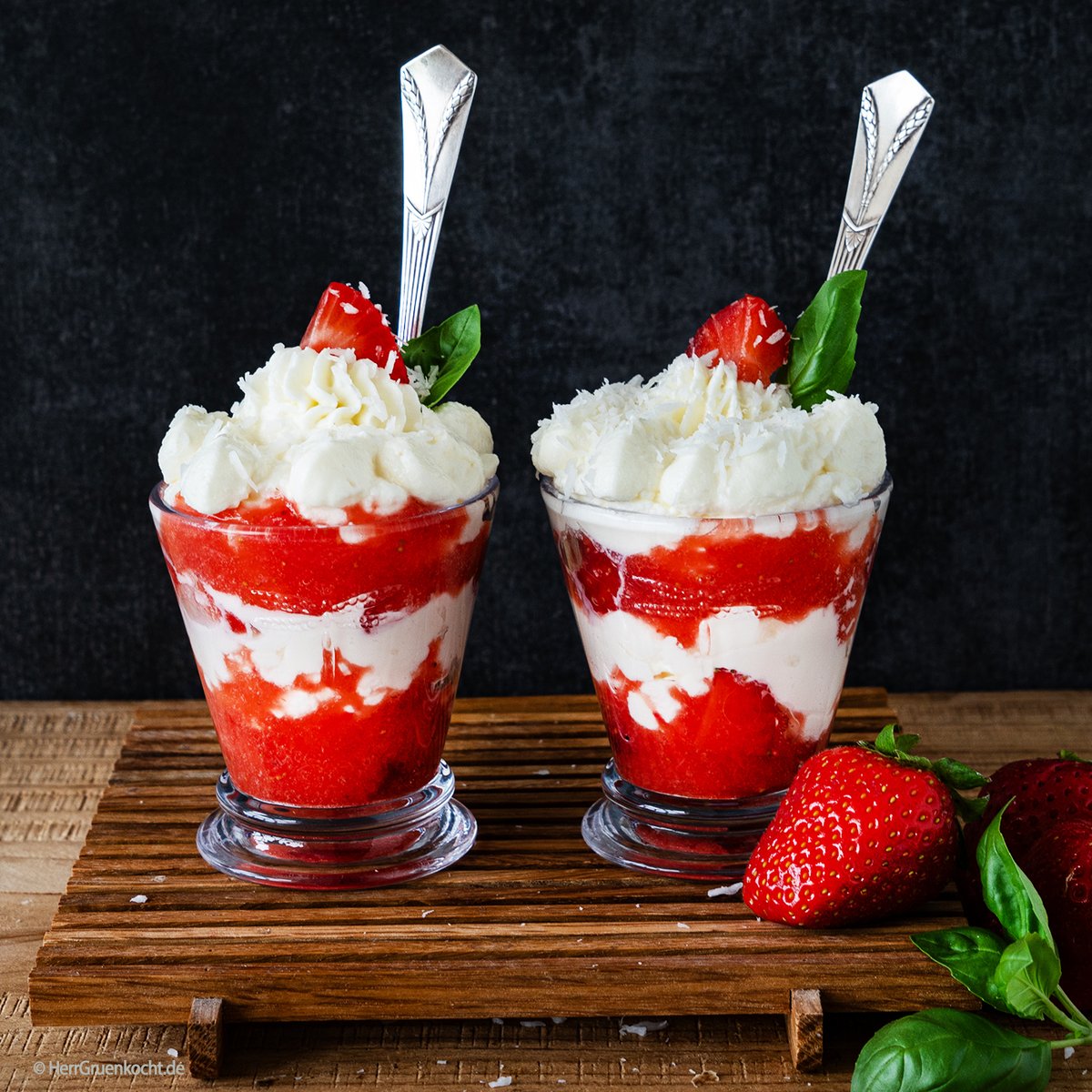 HerrGruenkocht's tweet image. Erdbeeren mit Mascarpone-Sahne-Creme, Erdbeerpüree und Kokosflocken

herrgruenkocht.de/erdbeeren-mit-…

#Erdbeeren #Kokos #Mascarpone #Sahne #HerrGruenkocht #Dessert
