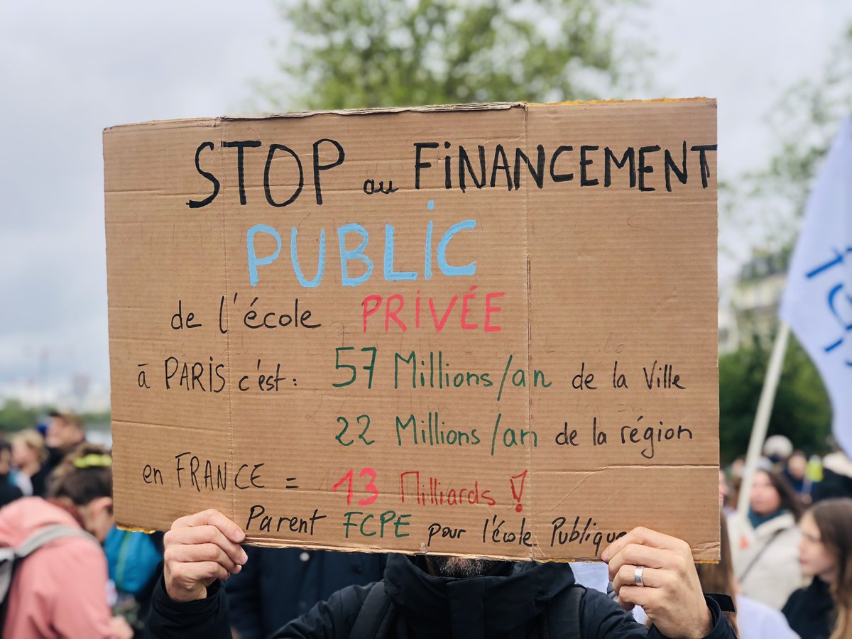 Grosse mobilisation unitaire à Paris ce matin. Parents, enseignant.e.s et elu.e.s du 20e contre le #ChocdesSavoirs 👊🏼. On veut #dufricpourlecolepublique ‼️