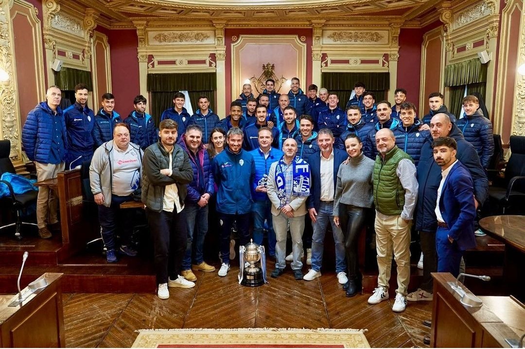 Recepción o equipo no <a href="/OurenseConcello/">Concello de Ourense</a> tras o título de liga e ascenso a <a href="/Primera_RFEF/">Primera Federación Versus e-Learning</a> 

Grazas o alcalde <a href="/gonzalojacome/">Gonzalo Pérez Jácome -Alcalde de Ourense-</a> o concelleiro de deportes <a href="/anibalpereira4/">Anibal Pereira.</a> e demás concelleiros presentes pola acollida. 

Compartimos a nosa ledicia coa cidade.  

#XuntosporOUrense  💙