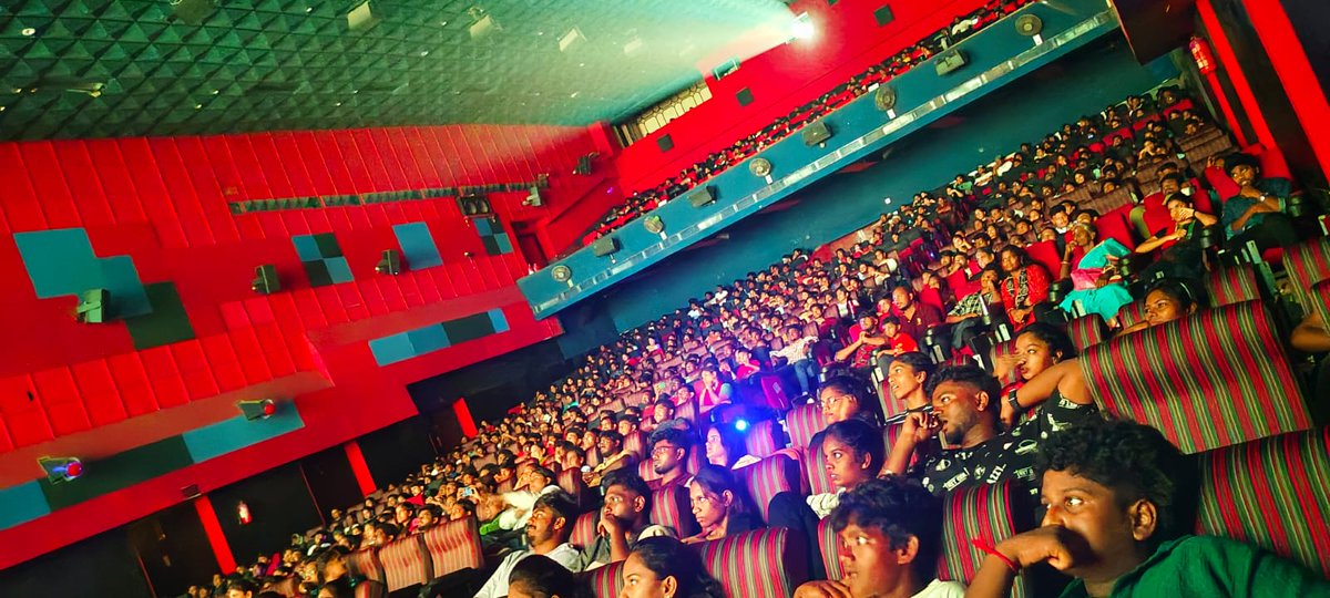 Unstoppable Houseful Shows On 15Th Day 💥 at Fan Fort @VettriTheatres. Ghilli Remarkable Victory Even After 20 Years It's Release. #Ghilli #GhilliReRelease @actorvijay @BussyAnand @Jagadishbliss @MegaSuryaProd @agscinemas