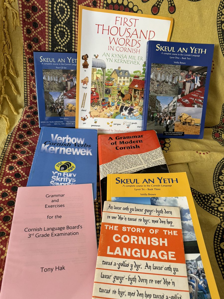 Ottomma ow huntel a lyvrow a-dro dhe’n yeth Kernewek. 

My Cornish language collection is growing quite nicely. 

#kernewek #languages #langtwt