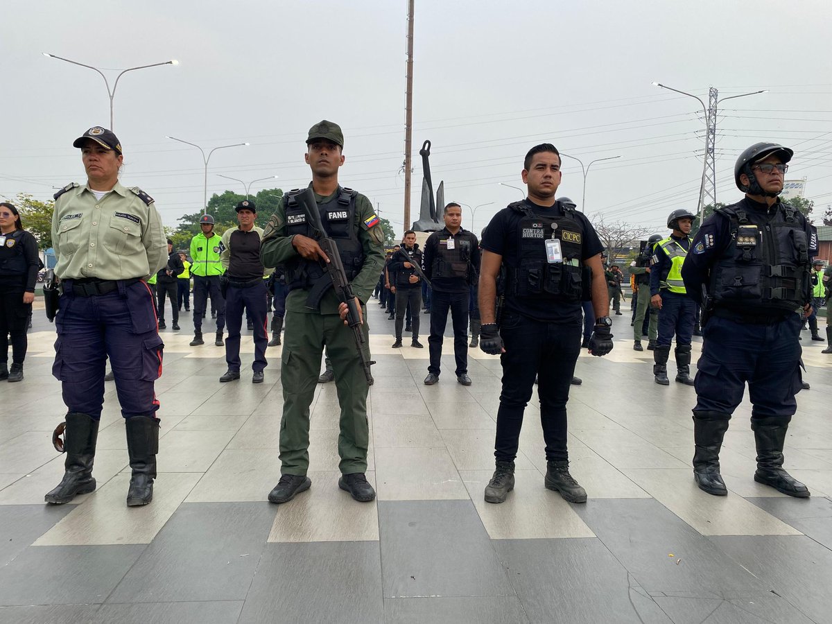 #ENFOTOS || La Fuerza Armada Nacional Bolivariana realiza despliegue mixto de seguridad ciudadana en el estado Aragua, para en unión cívico-militar continuar garantizando la tranquilidad del pueblo.