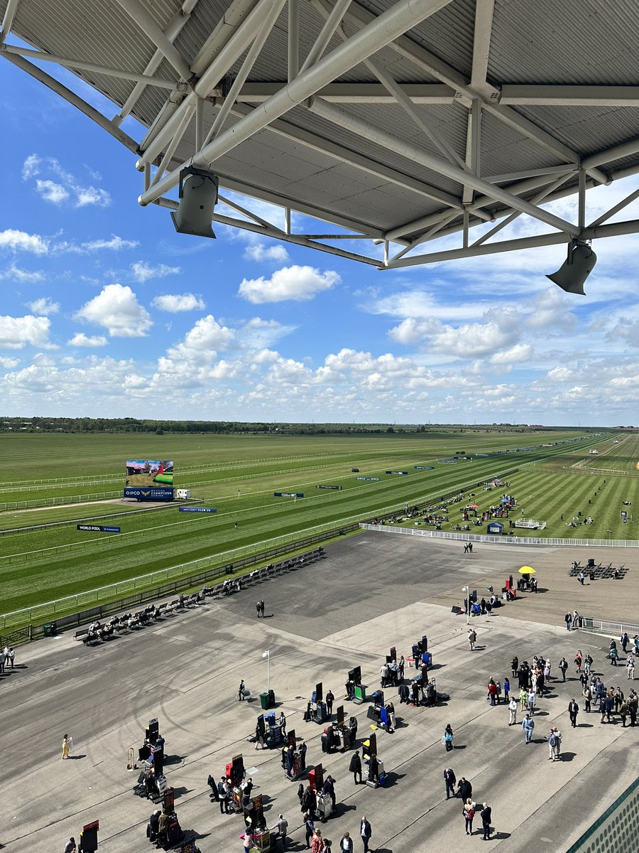 It’s Guineas day at Newmarket! We are delighted to welcome clients to our hospitality box to enjoy lunch and a day at the races 🏇