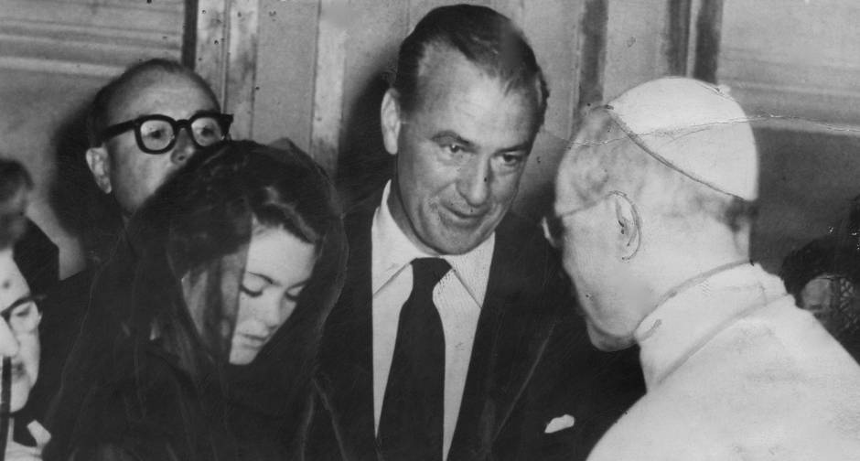 Parmi les convertis, commençons par le célèbre Gary Cooper, sans doute l'un des plus fameux acteurs américains de tous les temps. Il rencontre le pape Pie XII en 1953. Très marqué par cette rencontre, il devient officiellement catholique en 1959.
