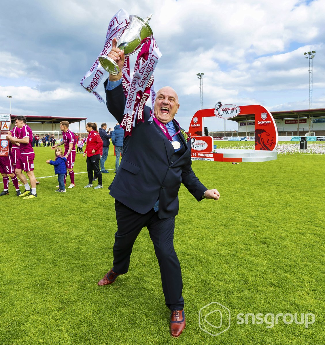 #OnThisDay 2019 📅🏆 Arbroath manager Dick Campbell celebrates his side being crowned League One Champions.