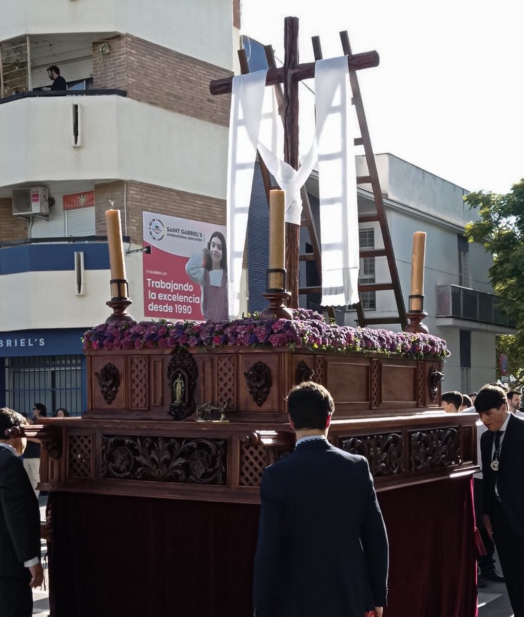 Comienzan las tardes de Mayo en Sevilla. 

En la tarde de ayer, acompañamos a la juventud de la querida @HdadMision por las calles de Heliópolis.

🥁🎺💜

#suenacolumnayazotes 
#lascigarreras 
#crucesdemayo 
#sevilla 
#heliópolis