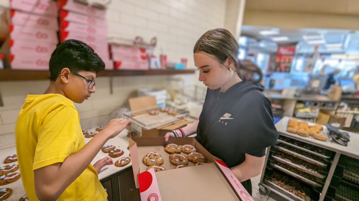 mrsamitchell04's tweet image. All week our @CayugaSchool students in our vocational program decorated smile cookies at our local Tim Horton’s. Not only did they taste great, they sure did look great too! @GEDSB