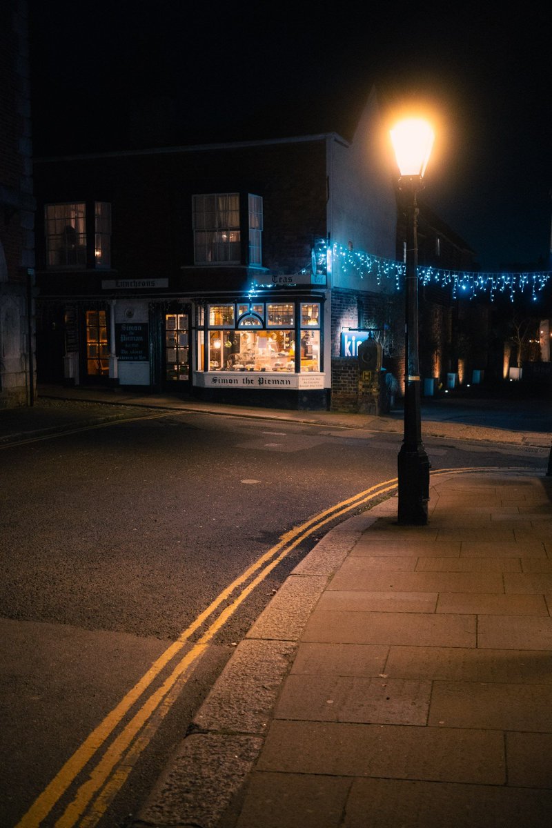 How to Shoot Night Street Photography at Christmas Time — Joe Redski buff.ly/412oigZ #streetphotography #photographers #blogging #YouTube