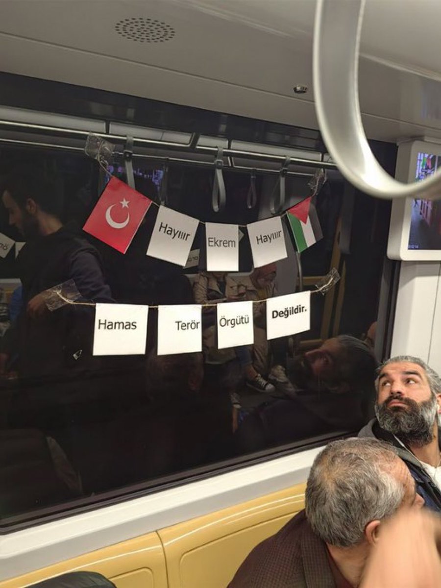 Bir grup genç İstanbul'daki metrolarda Filistin’e destek afişleri astı: “Hayır Ekrem Hayır, Hamas Terör Örgütü Değildir.”